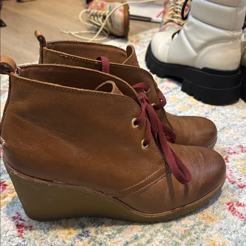 Sperry - Stylish Tan Wedge Ankle Boots. Size 9